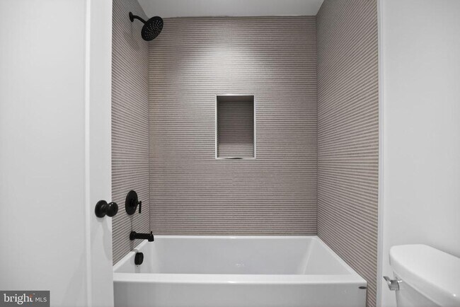 Building Photo - 635 N 7th St