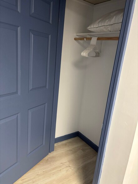 Building Photo - 13 Pennwood Rd