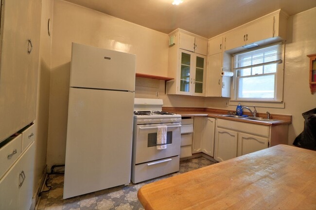 Building Photo - Provo Upstairs Apartment