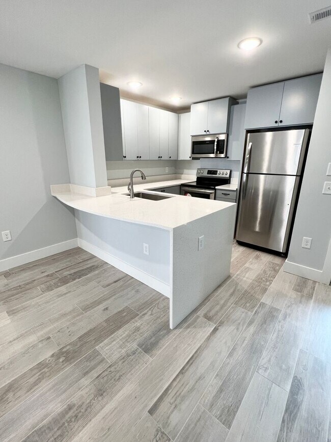 Building Photo - MOVE IN READY - FOUR Bedrooms! Master suite on both levels! Great Conway Location!