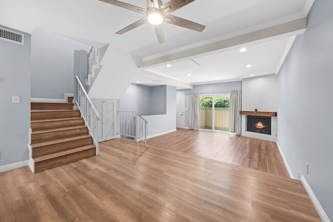 Building Photo - Bright, spacious Van Nuys 3-level townhome