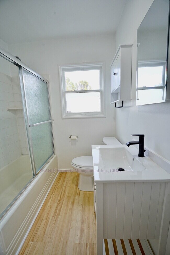 Building Photo - West End Home, Freshly Renovated, Close to Downtown