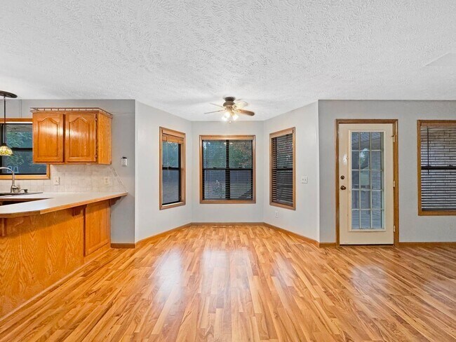 Building Photo - 303 S Suburban Ave
