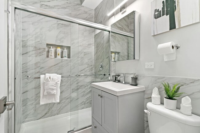 Building Photo - 635 W Roscoe St