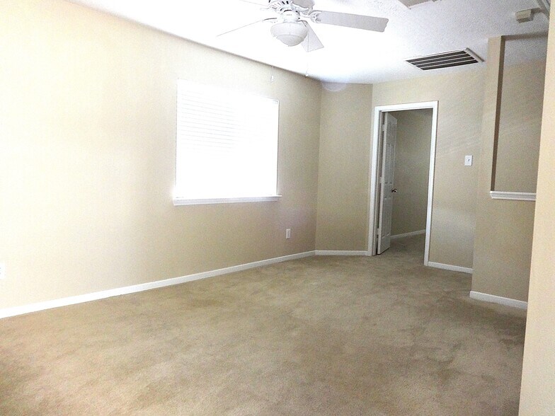Building Photo - 22011 Willow Shadows Dr