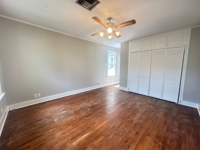 Building Photo - Super cute and close to Querbes Park....