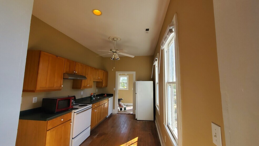 Building Photo - 210 N 6th St