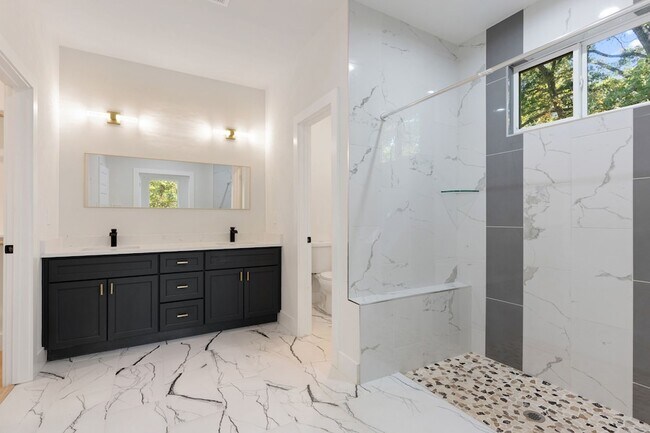 Building Photo - 150 Bandera Cir