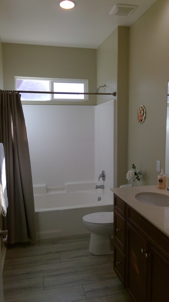 Tub & Shower 9 - 34608 Low Bench St