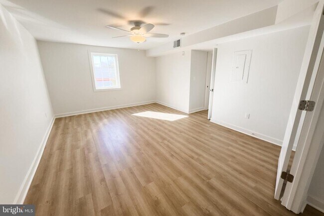 Building Photo - 380 Broadview Ave