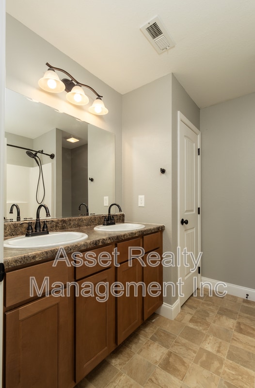 Building Photo - 926 Warrior Hill Dr