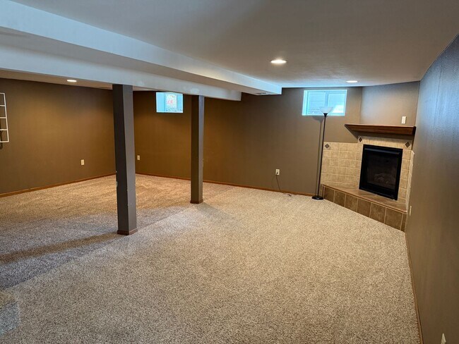 Building Photo - 4 Bedroom 3 Bath Home for Rent