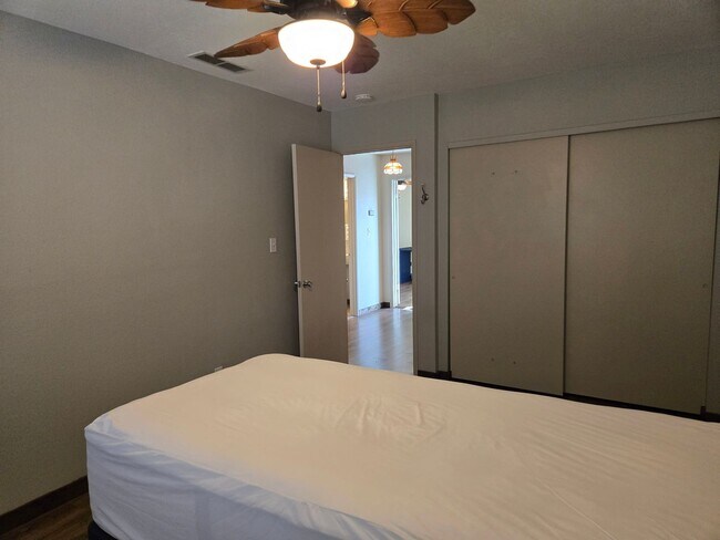 Building Photo - Beautiful two story, 3 bed, 1 full bath, 2...