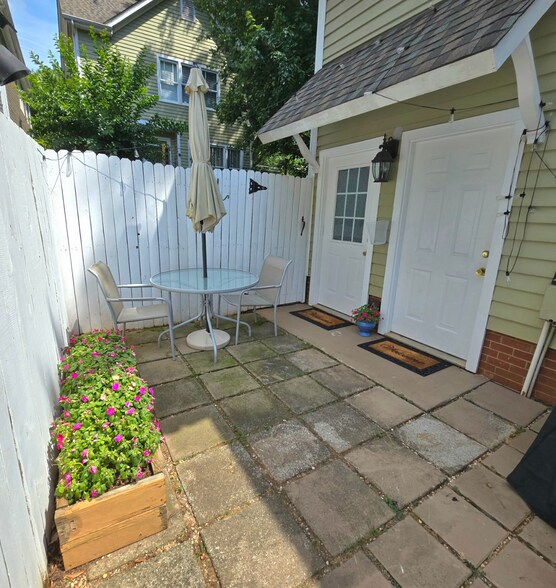 Building Photo - 547 Watson St