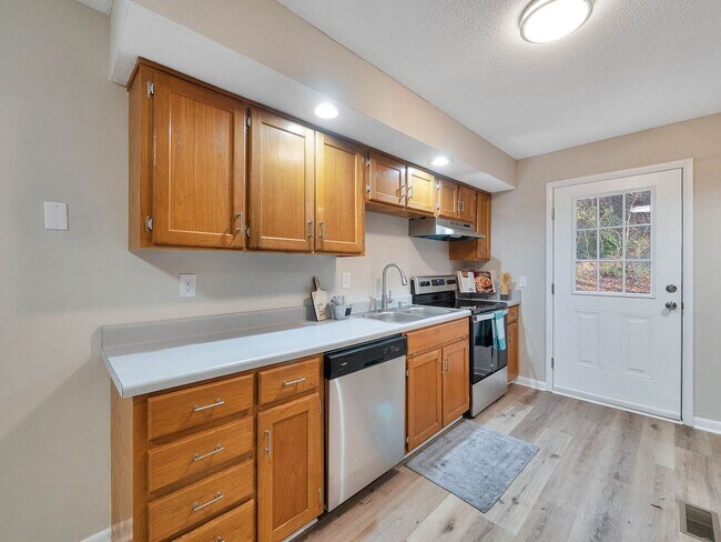 Building Photo - Adorable 3 BR 2 BA in Hixson