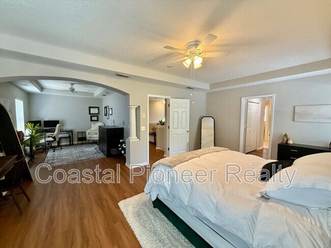 Building Photo - 11113 Avery Oaks Dr