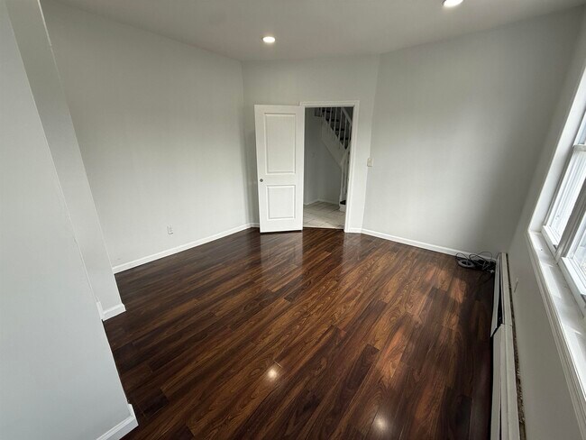 Building Photo - 847 7th St