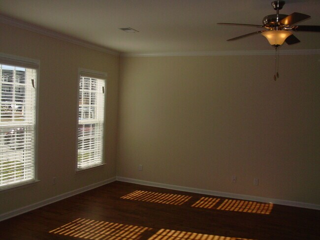 Building Photo - 104 Ventura Pl