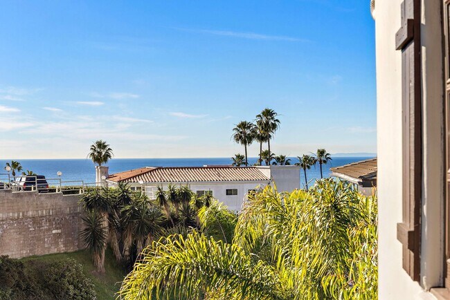 Building Photo - 416 Avenida Santa Barbara