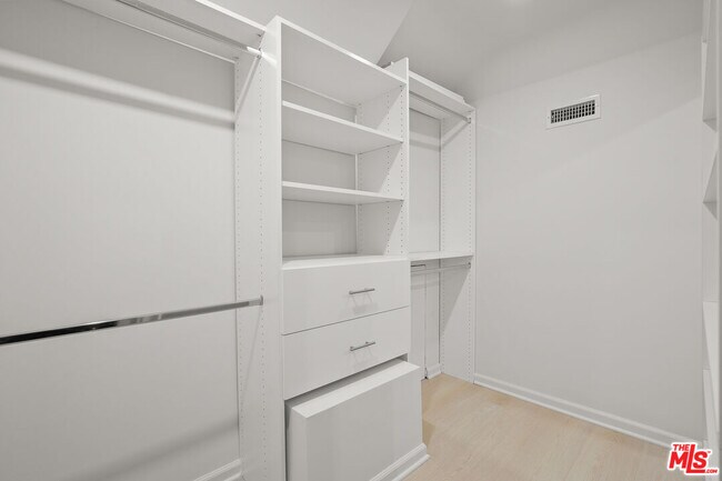 Building Photo - 619 Westmount Dr