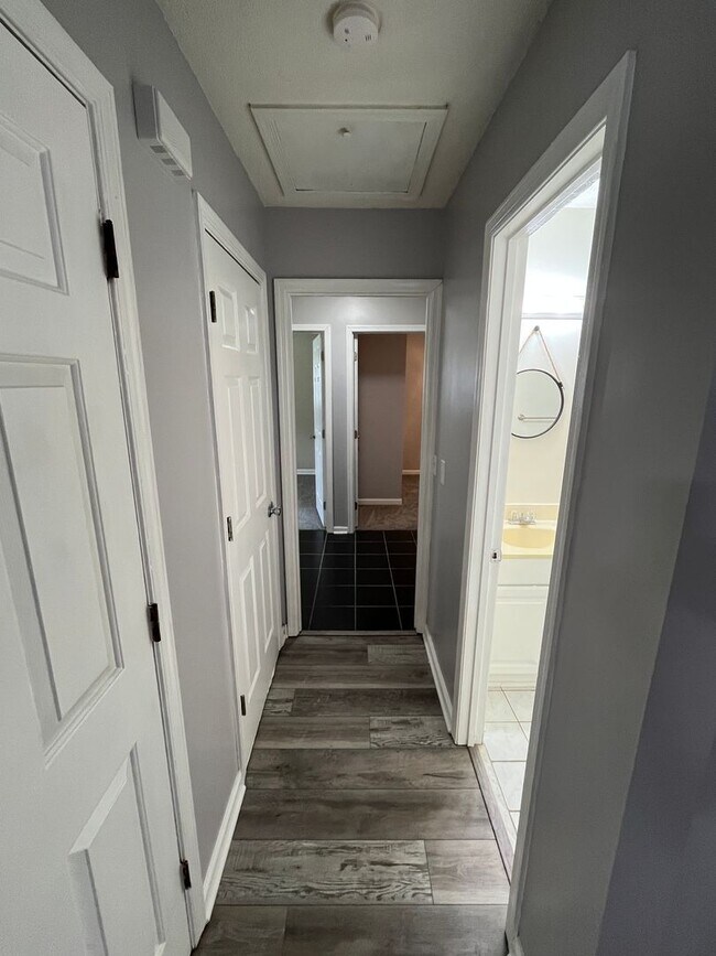 Building Photo - Nice One-Level 3 Bedroom 1.5 Bath Home