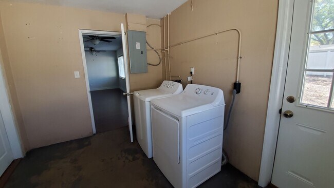 Building Photo - Updated 3 Bedroom 2 Bath Home