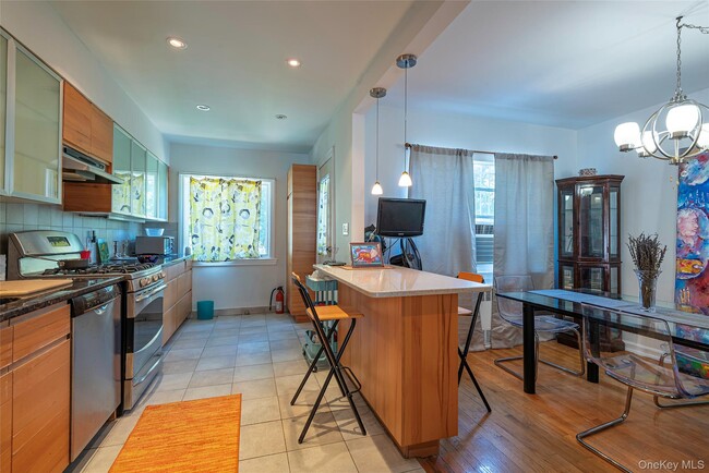 Building Photo - 65-25 Alderton St