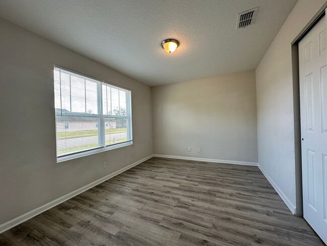 Building Photo - Pritchard Point - Three Bedroom Home