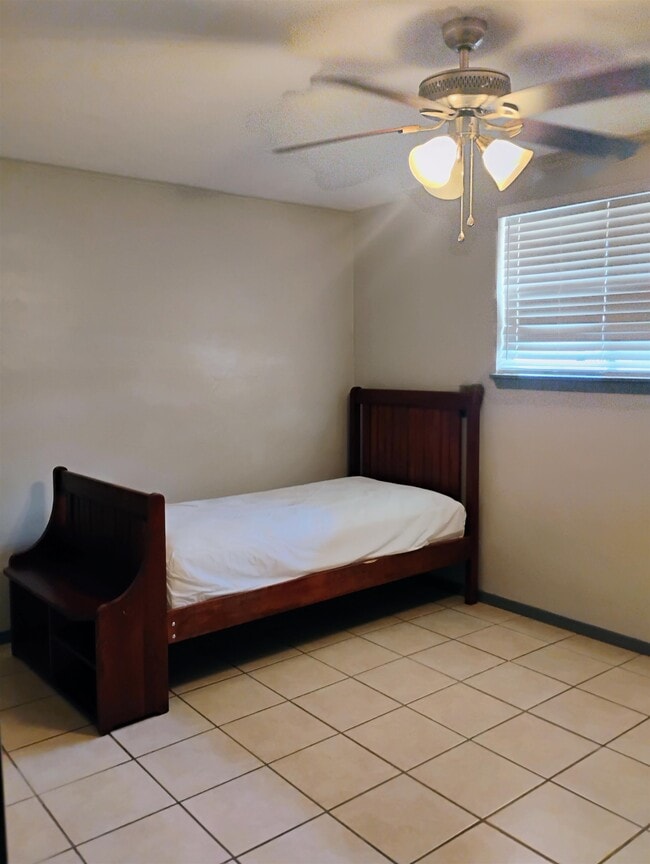 Building Photo - 710 W Cantu Rd