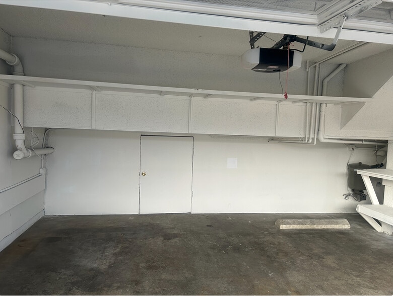 Garage - 4452 W Kling St