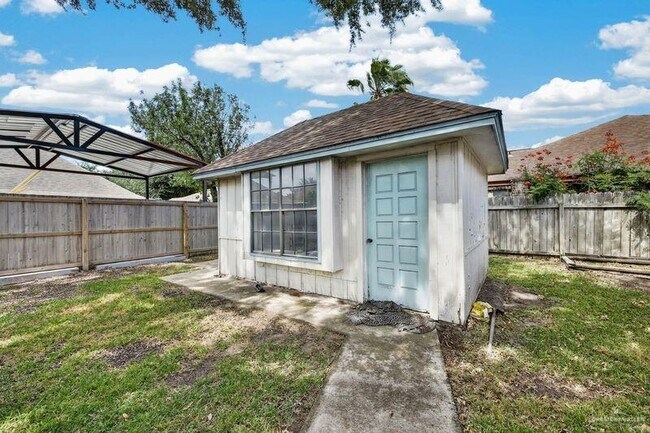 Building Photo - 17 Goldcrest Ave