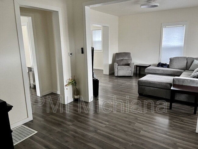 Building Photo - 924 Sherman Ave