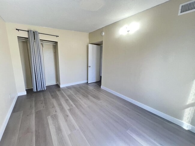 Building Photo - 9267 Fairlawn St