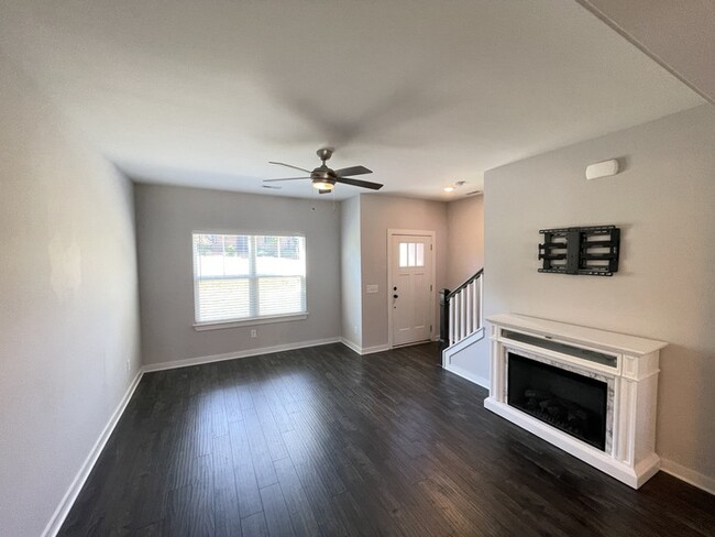 Building Photo - Matlock Townhomes 2 bedroom unit, close to...