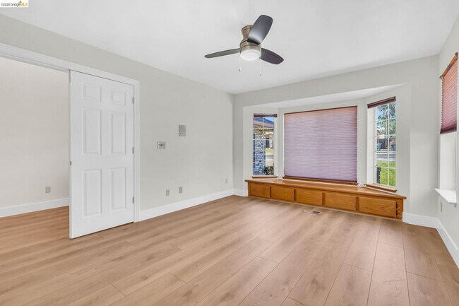 Building Photo - 5650 Edgeview Dr