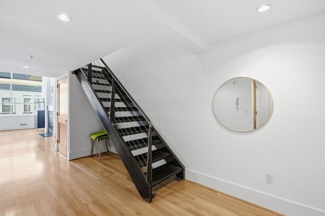 Building Photo - 520 6th St
