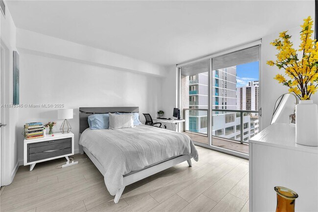 Building Photo - 500 Brickell Ave