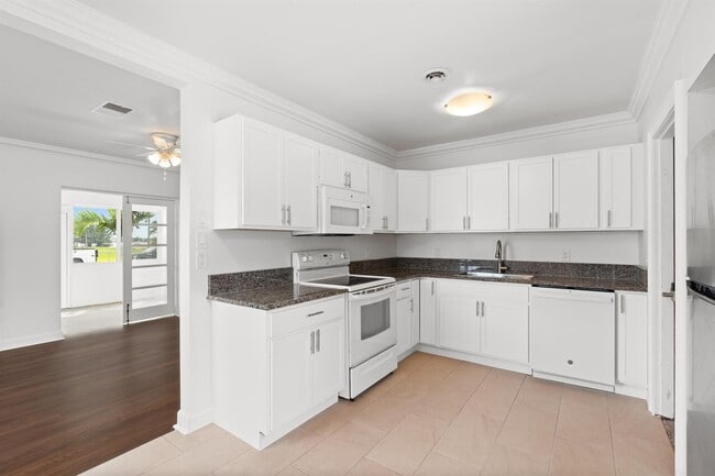 Building Photo - 5715 N Flagler Dr