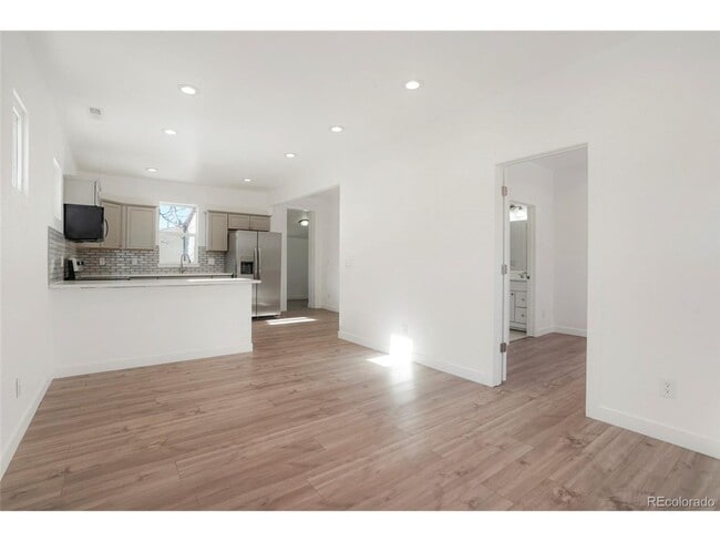 Building Photo - Spacious 2 Bed 2.5 Bath in the heart of Baker!