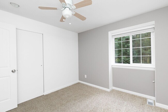 Building Photo - 50% Off First Month's Rent for March Move In! Beautiful 4 Bedroom 3 Bath Issaquah Home on Large P...