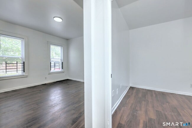 Building Photo - 483 Ferry St