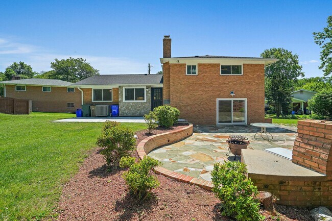 Building Photo - 6607 Lone Oak Dr