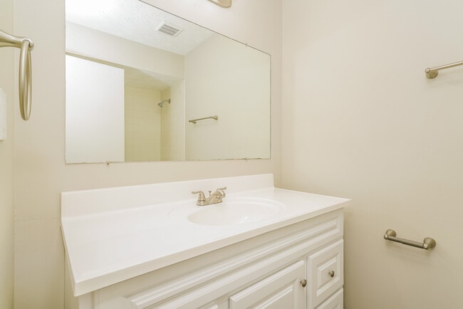 Building Photo - Spacious 4 Bedroom Greenwood Home