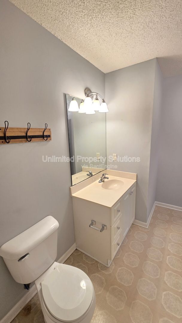 Building Photo - 4156 Breezewood Dr