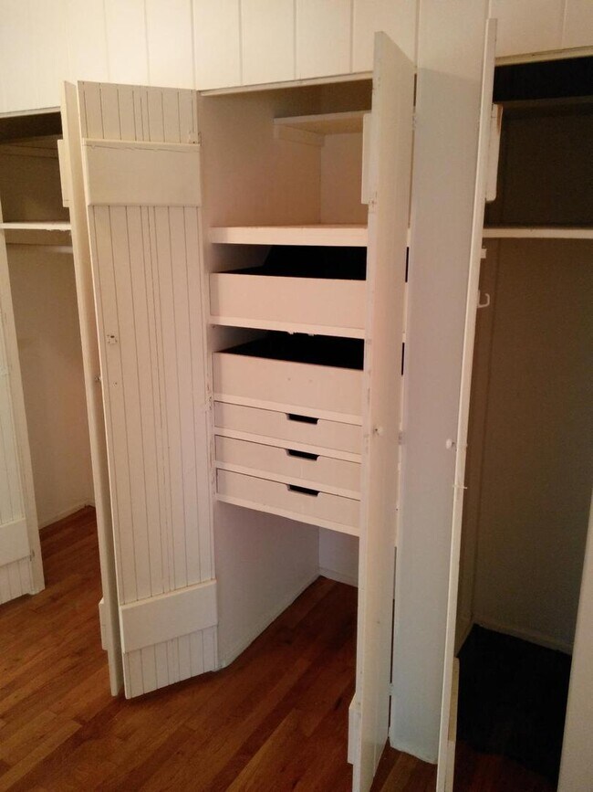 Building Photo - (837) 27th Street Apartments - 1 Bedroom /...