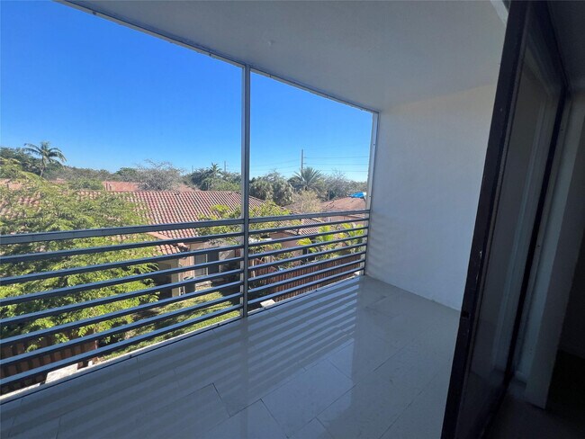 Building Photo - 3120 N Pine Island Rd