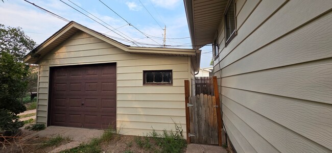 Building Photo - 2713 Maxwell Ave