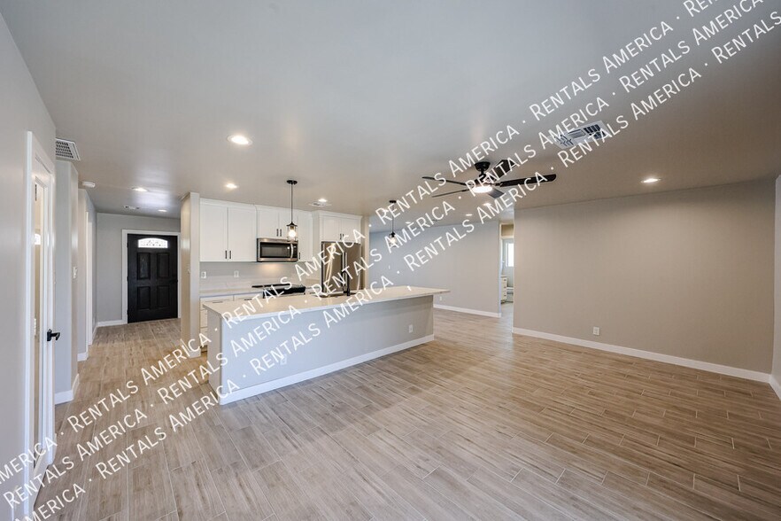 Building Photo - 1704 E Pickrell Dr