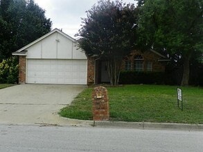 Building Photo - 944 Meadow Cir S