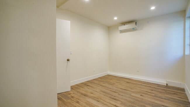 Building Photo - 6112 Saturn St